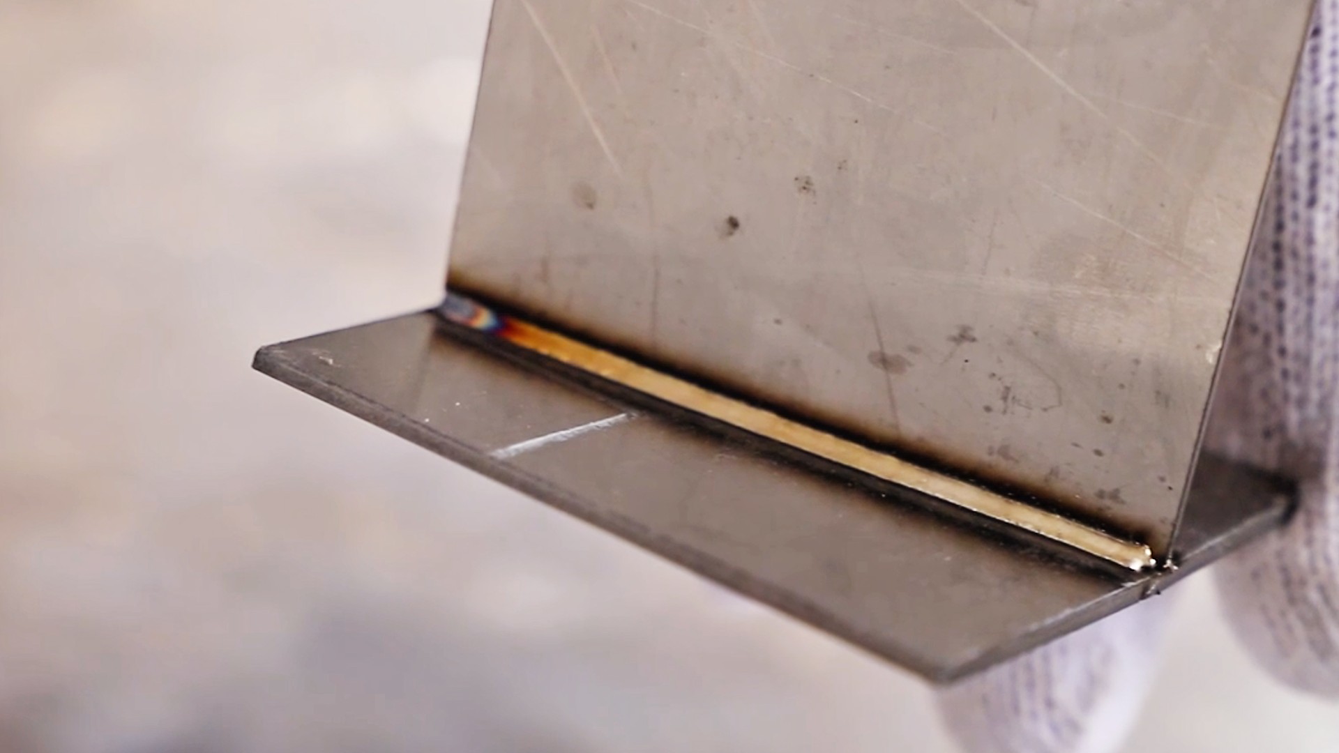 ¿Cuál es el principio de funcionamiento de una máquina de soldadura láser de fibra?